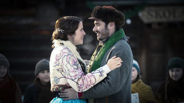 Vašek (Vojtěch Kotek)und Prinzessin Amelia (Leonie Brill) sind glücklich.