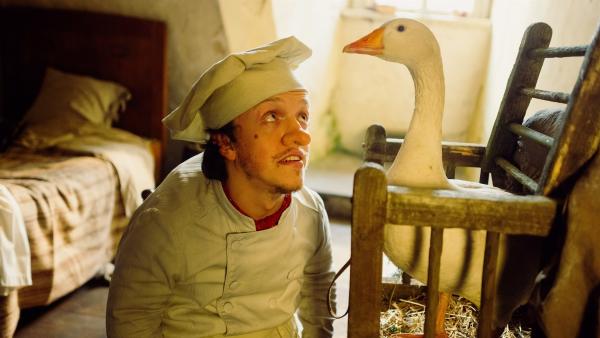 Zwerg Nase (Mick Mehnert) und die Gans Mimi werden wahre Freunde in der Not.