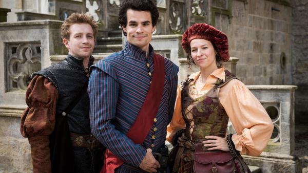 Wilhelm, Tobias und Emilia stehen eng vor dem königlichen Schloss zusammen. Sie müssen den gestohlenen Schlüssel von Petrus wiederfinden und ihn zu ihm zurückbringen.