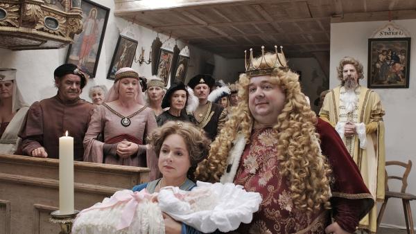 Das Königspaar (Dirk Bach, Christine Urspruch) lässt ihre Tochter auf den schönen Namen Rosa taufen.