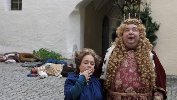 Dornröschens Eltern, der König (Dirk Bach) und die Königin (ChristTine Urspruch), sind kurz davor, in den 100-jährigen Tiefschlaf zu sinken.