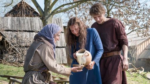 Der süße Brei | Rechte: MDR/Kinderfilm GmbH/Anke Neugebauer Jolanthe (Svenja Jung) und Veit von Hammerlitz (Merlin Rose) verteilen den süßen Brei an eine Dorfbewohnerin (Komparse).