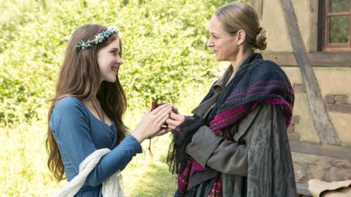 Szene aus "Die Salzprinzessin", Deutschland 2015: Tränenreicher Abschied von der Waldfrau. Die Waldfrau (Sophie von Kessel, re.) überreicht Prinzessin Amélie (Leonie Brill) ein Säckchen mit Salz für ihren Vater.