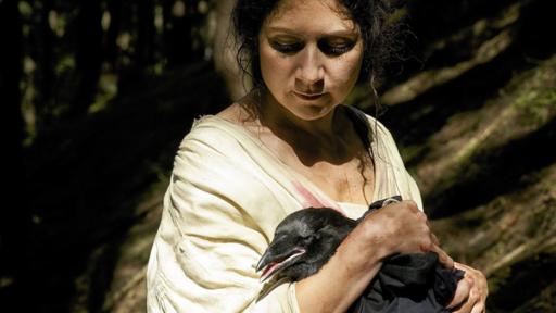Die sieben Raben | Rechte: MDR/Bohemian Motion Pictures Ein Mädchen hält einen Raben im Arm