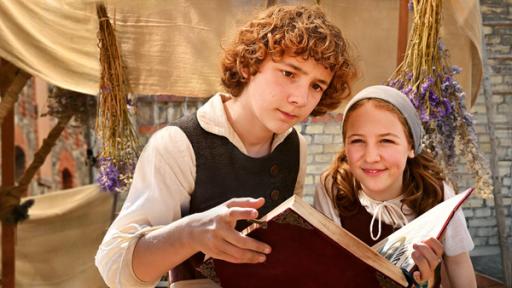 Das Märchen von der silbernen Brücke | Rechte: rbb/Hardy Spitz Rose (Alma von Aulock) und Heinrich (Leo Alonso-Kallscheuer) auf dem Markt; Bild zum Film "Das Märchen von der silbernen Brücke"; Quelle: rbb/Hardy Spitz