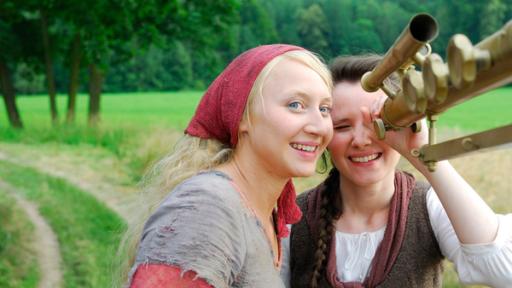 Die kluge Bauerntochter (+ Gebärde) | Rechte: MDR/Sandy Rau Die kluge Bauerntochter (Anna Maria Mühe) und ihre Freundin die Magd (Sabine Krause) bestaunen das Fernrohr des Königs.