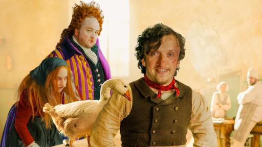 Bildkomposition (von links nach rechts) Die Kräuterweis (Anica Dobra), der Herzog (Daniel Zillmann) und Zwerg Nase (Mick Mehnert). Im Vordergrund steht eine Gans.