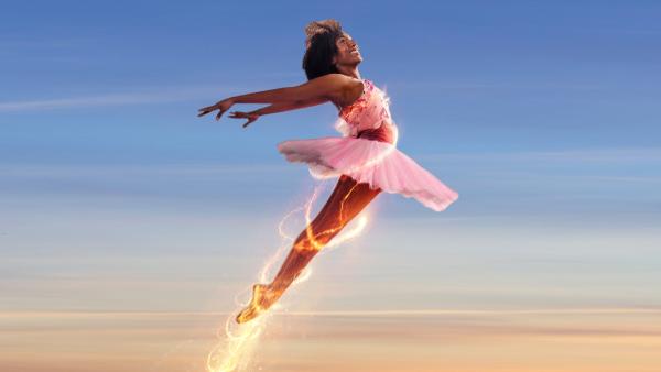 die verzauberte Tänzerin Cece  springt in ihrem Balletoutfit vor der Tanzschule