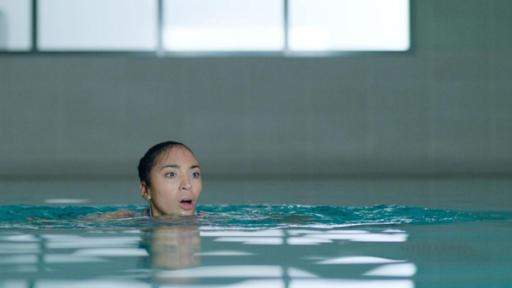 Der Wasserzauber | Rechte: © 2023 Cottonwood Media - ZDF - ZDF Studios - Opéra National de Paris Cece befindet sich in einem Schwimmbecken und sieht angestrengt aus.