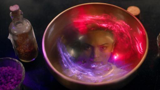 Die Flamme der Mystics | Rechte: © 2024 Cottonwood Media - ZDF - ZDF Studios - Opéra National de Paris In einer kupfernen Schale erscheint Ceces Gesicht umgeben von magischen pink-lila-farbenen Wirbeln.