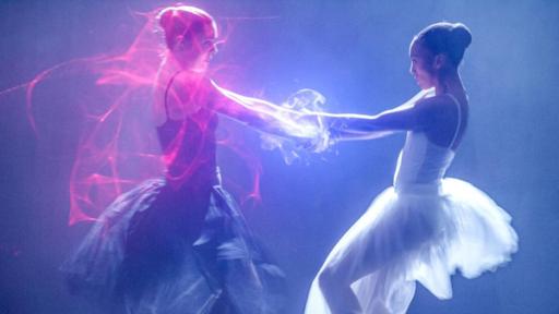 Dornröschen | Rechte: © 2024 Cottonwood Media - ZDF - ZDF Studios - Opéra National de Paris Jade und Cece tanzen miteinander auf der Bühne. Jade trägt ein schwarzes, Cece ein weißes Ballettkleid. Sie halten sich an den Händen und es kommt zu magischen Funken.
