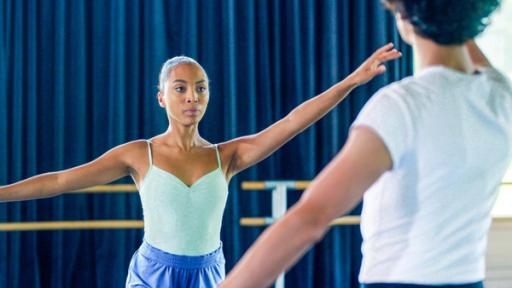 Flüche und Chaos | Rechte: © 2024 Cottonwood Media - ZDF - ZDF Studios - Opéra National de Paris Cece hat ihr Trainingsballett-Outfit an und nimmt eine Tanzpose ein. Ihr linker Arm ist erhoben. Benoit steht ihr gegenüber. Cece schaut angestrengt.