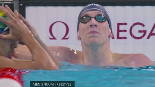 Erstes Gold für Deutschland | Rechte: KiKA Lukas Maertens mit Schwimmbrille und Badekappe schwimmt in einem Wasserbecken