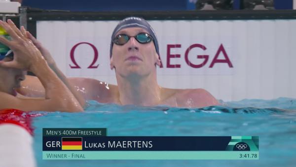 Lukas Maertens mit Schwimmbrille und Badekappe schwimmt in einem Wasserbecken