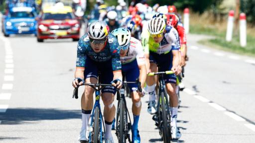 Das Feld angeführt von Wout van Aert | Rechte: IMAGO / Photo News Das Feld angeführt von Wout van Aert