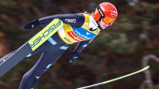 Skispringerin Katharina Schmid in Villach in der Luft. | Rechte: IMAGO/GEPA pictures/ Mathias Mandl Skispringerin Katharina Schmid in Villach in der Luft.