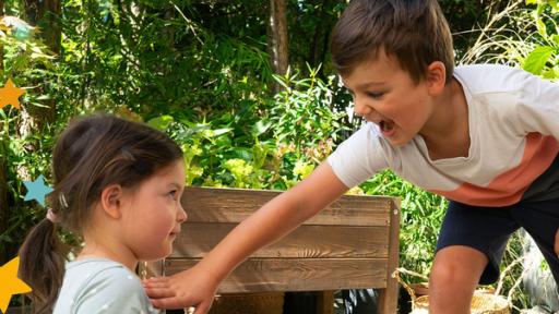Stark mit Fidi: Alex will nicht sein Spielzeug teilen | Rechte: KiKA/Lupalipa Media Alex und seine Schwester im Garten mit Bauklötzen. Alex stößt seine Schwester.