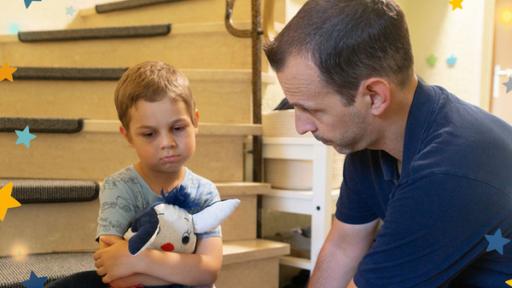 Stark mit Fidi: Leon will nicht in den Kindergarten | Rechte: KiKA/Lupalipa Media Leon hält seine Kuscheltier Fidi im Arm und sitzt traurig auf der Treppe. Vor ihm sitzt sein Papa.