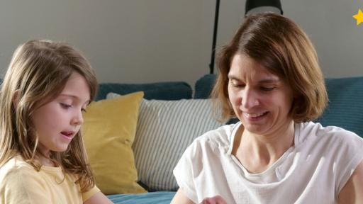 Stark mit Fidi: Luca will nicht den Tisch decken | Rechte: KiKA/Lupalipa Media Luca und Mama sind im Wohnzimmer und verpacken ein Geschenk für Luca's Freundin.