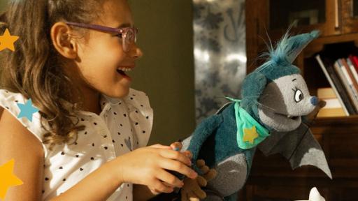 Stark mit Fidi: Mirella will nicht aufräumen | Rechte: KiKA/Lupalipa Media Fidi und Mirella werden von Mirellas Papa bedient, der als Roboter verkleidet ist.