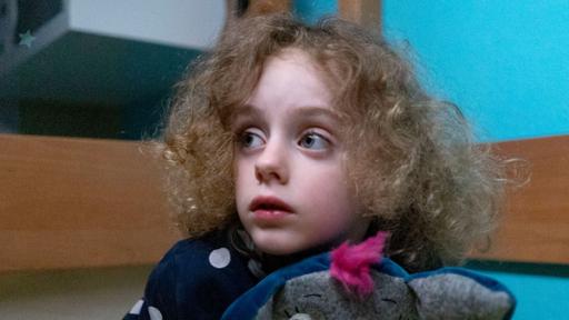 Stark mit Fidi: Sophia will nicht alleine einschlafen | Rechte: KiKA/Lupalipa Media Sophia sitzt ängstlich in ihrem Bett. In der Hand hält sie ihr Kuscheltier Fidi.