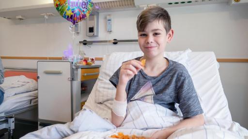 Adrian - Ich wünsch mir eine Niere | Rechte: ZDF Adrian im Krankenhausbett nach der OP