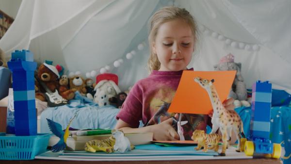 Klara (Paulina Pizarro Swartling) möchte gerne mit ihrer Familie spielen.