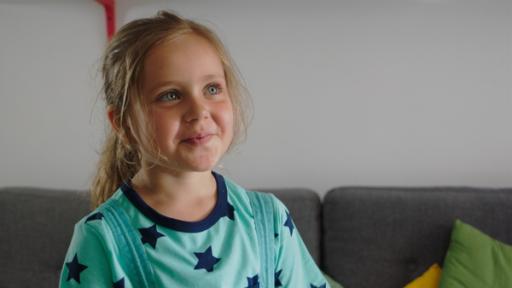 Wie kann Klara (Paulina Pizarro Swartling) den Erwachsenen beibringen, dass man jemanden nur umarmen muss, wenn man das auch wirklich will?