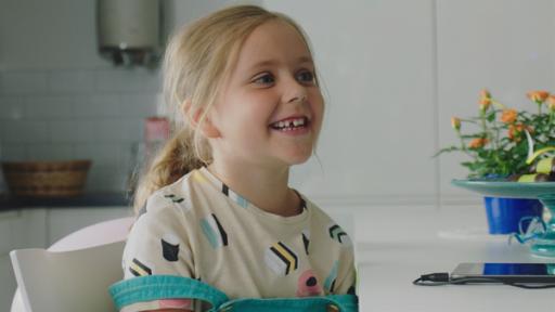 Rechte: KiKA/Erik Vallsten Klara (Paulina Pizarro Swartling) möchte, dass es bei Papas Arbeit nicht so langweilig ist.