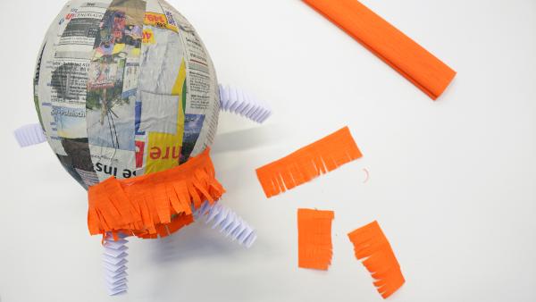 Ballon mit angeklebten Krepppapierstreifen