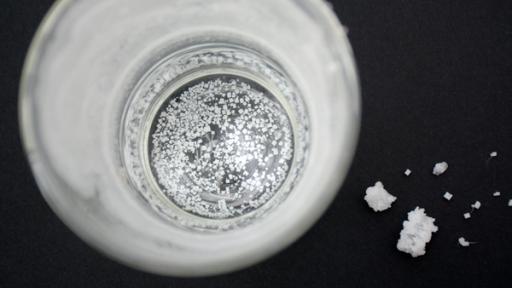 Kreativtipp: Salzkristalle züchten | Rechte: KiKA Glas Wasser mit Salzkristallen