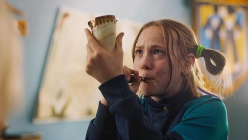 Der chaotische Cape-Tag | Rechte: © SEEFOOD TV AS 2023/Eirik Evjen Tele hält ein antikes Superhelden-Horn mit beiden Händen fest und bläst mit angestrengtem Blick hinein.