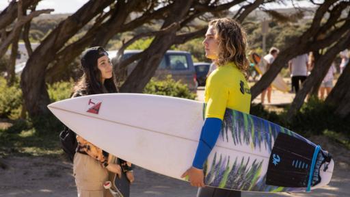 Surviving Summer | Rechte: ZDF/Ben Saunders Das Mädchen Summer steht mit ihrem Skateboard gegenüber von Ari mit Surfbrett
