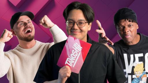 One Piece Creator Battle | Rechte: ZDF / Flow Media Tanoshii: One Piece-Theoretiker und Bogoku mit Moderator Raafey, der eine Tanoshii-Moderationskarte in der Hand hält.