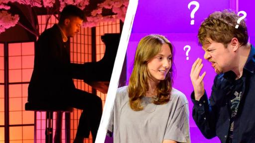 Tanja vs. René Claude-Dawn - Battle 16 | Rechte: ZDF / Flow Media "Tanoshii": Das Bild ist in zwei Hälften aufgeteilt. Auf der linken Seite musiziert ein Mann am Kavier, auf der rechten Seite stehen die Creators Tanja und René Dawn-Claude. Um den Kopf von René Dawn-Claude schweben drei Fragezeichen.