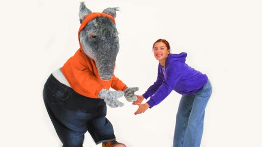 Tanztapir und Lara zeigen den Tanz zum Lied "Ding Dong". 