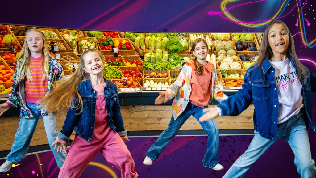 Viktoria, Nika, Sophia und Laura bringen die Besucher des Supermarktes zum Tanzen.