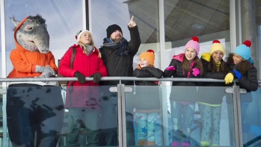 Rechte: KiKA/MingaMedia Auf dem Top Mountain Star haben die TanzAlarm-Crew, TanzAlarm-Kumpel Kai Lüftner und ein ziemlich frierender TanzTapir eine gute Aussicht.