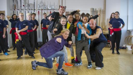 Rechte: KiKA/MingaMedia Die TanzAlarm-Crew ist in einer Kung-Fu-Schule.