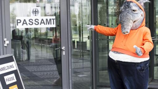 Rechte: KiKA/MingaMedia Der TanzTapir braucht einen Pass und begibt sich – klar – auf’s Passamt, um diesen zu beantragen.