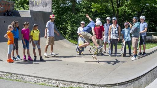 Rechte: KiKA/MingaMedia Die TA Kids schauen sich an, was die Skater so drauf haben.