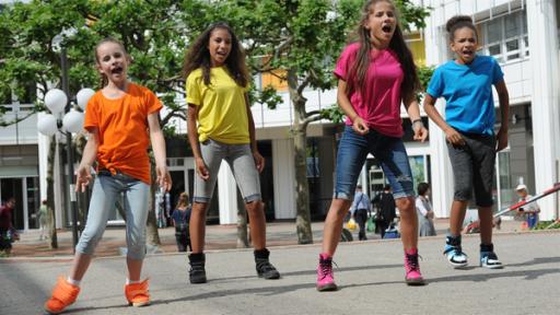 Rechte: KiKA/MingaMedia Die TA-Kids hoffen, dass der TanzTapir wieder aus dem Gefängnis kommt.