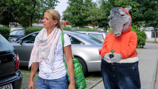 Rechte: KiKA/MingaMedia Singa macht sich große Sorgen. Nach einem gemeinsamen Einkaufsbummel schleicht der TanzTapir ihr völlig matt und erschöpft hinterher.