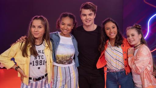 Rechte: KiKA/Paul-Philipp Braun (v.l.) Käthe, Hannah, Luna und Larissa mit ihrem Gast Linus Bruhn. Der Teilnehmer des deutschen ESC Vorentscheids 2019 tritt im TanzAlarm Club mit seinem Wettbewerbssong „Our City" auf.