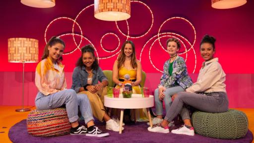 Rechte: KiKA/Paul-Philipp Braun (v.l.) Käthe, Hannah, Larissa und Luna begrüßen Oonagh im TanzAlarm Club.
