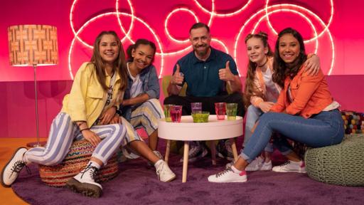 Rechte: KiKA/Paul-Philipp Braun (v.l.) Käthe, Hannah, Larissa und Luna begrüßen Bürger Lars Dietrich im TanzAlarm Club.