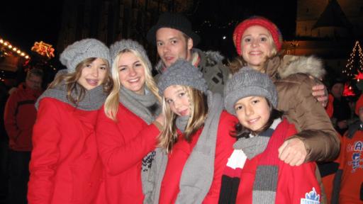 Rechte: ZDF/KiKA/MingaMedia Singa und Alex mit den TANZALARM!-Kids auf dem Erfurter Weihnachtsmarkt
