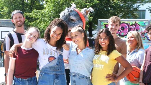 Rechte: KiKA/MingaMedia/Holger Kast TanzTapir, die TanzAlarm-Kids mit ihren Freunden und Nilsen liefern sich ein mitreißendes, musikalisches Match.