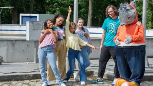 Rechte: KiKA/MingaMedia/Ron Bergmann Alles andere als ein Bad nehmen, wollen die TanzAlarm-Kids und herrH in der Kläranlage. Sie wollen zusammen mit TanzTapir sehen, wo all das Schmutzwasser landet, das wir Menschen Tag für Tag verursachen.