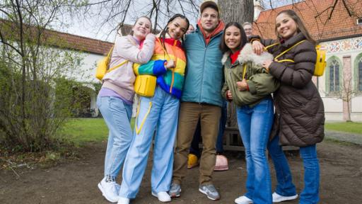 Rechte: KiKA/MingaMedia/Ron Bergmann Die TanzAlarm-Kids sind mit Simon sagt unterwegs.